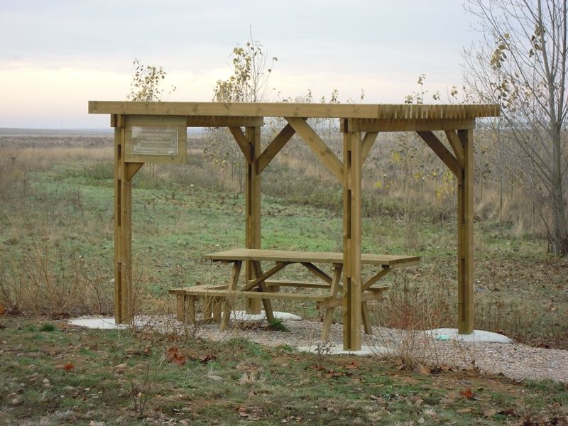 Pérgola y mesa adaptada minusválidos