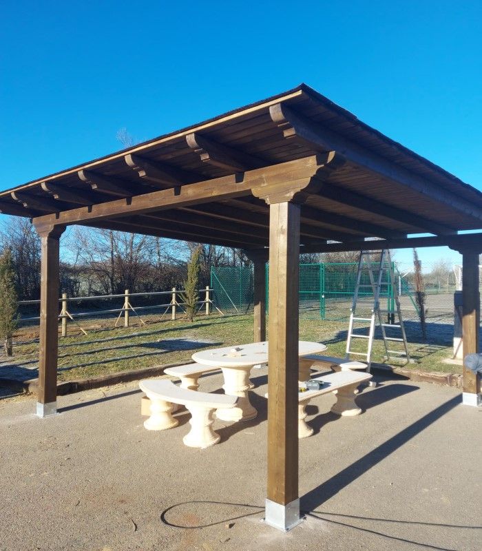 PÉRGOLA CON TERMINACIÓN LASUR